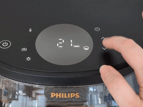 Ein Finger tippt auf eine der Pfeiltasten des Displays am Philips Airfryer 3000 Series 6,2 l, um die Garzeit einzustellen. Die Sensoren reagieren nicht immer sofort.