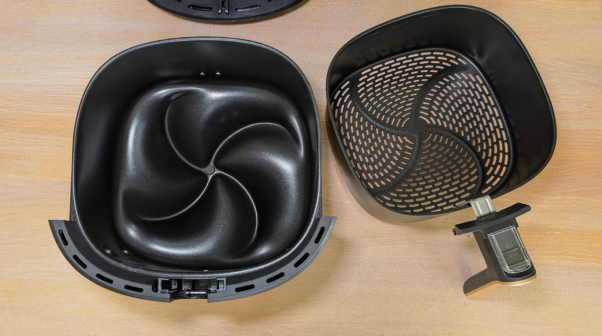 Zweiteiliger Korb des Philips Airfryer 3000 Series NA332/00, mit Blick von oben auf Außenwanne und Innenkorb.