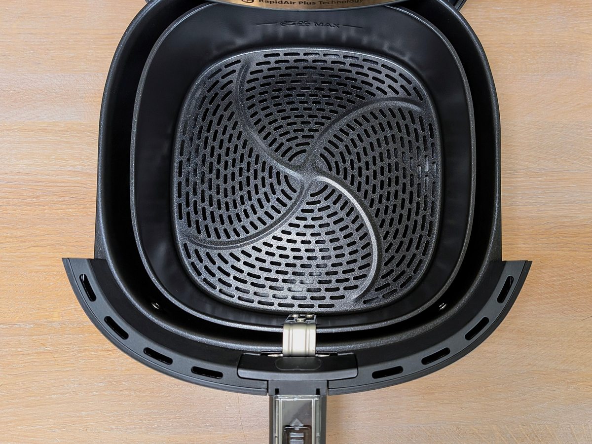 Blick von oben auf den zusammengesetzten Garkorb des Philips Airfryer 3000 Series 6,2 l, mit deutlichem Spielraum an den Außenwänden.