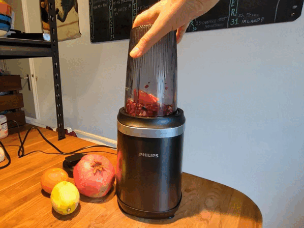 Zutaten werden im Philips 5000 Series Smoothiemaker gemixt.