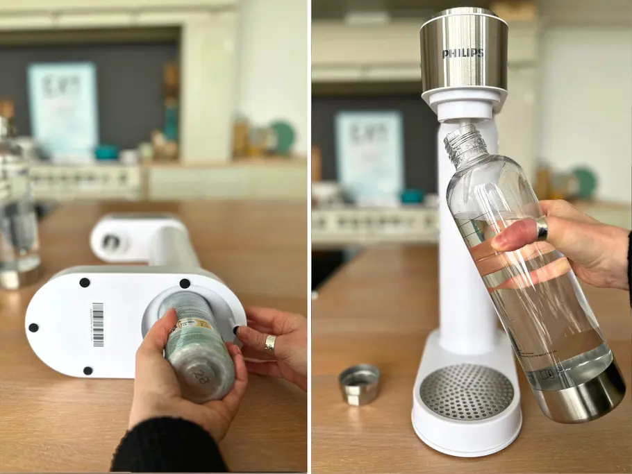 Links: der Philips GoZero liegt auf dem Tisch, während zwei Hände die CO2-Kartusche von unten einschrauben; rechts: die Sprudlerflasche muss leicht schief gehalten werden, um unter die Düse vom Phiilips-Wassersprudler zu passen.