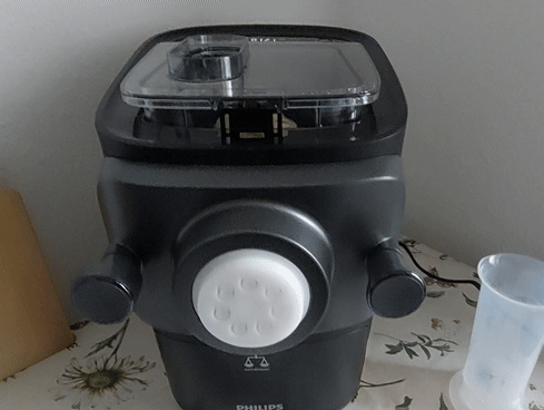 Philips Pastamaker beim Kneten des Teiges