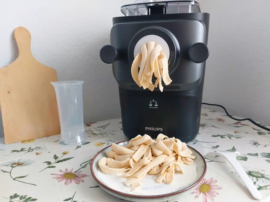 Philips Pastamaker 7000 bei der Herstellung von Bandnudeln