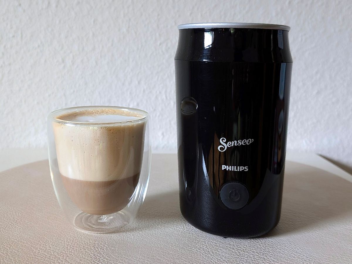 Der Philips Senseo Milk Twister mit einem Glas Cappuccino