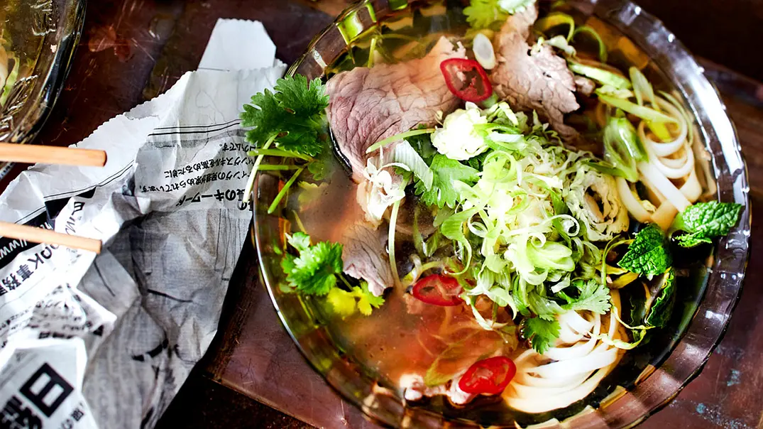 Pho Bo mit Rosenkohlstreifen Rezept - Foto: LECKER @ Bauer Media Group Pho Bo mit Rosenkohlstreifen Rezept - Foto: LECKER @ Bauer Media Group