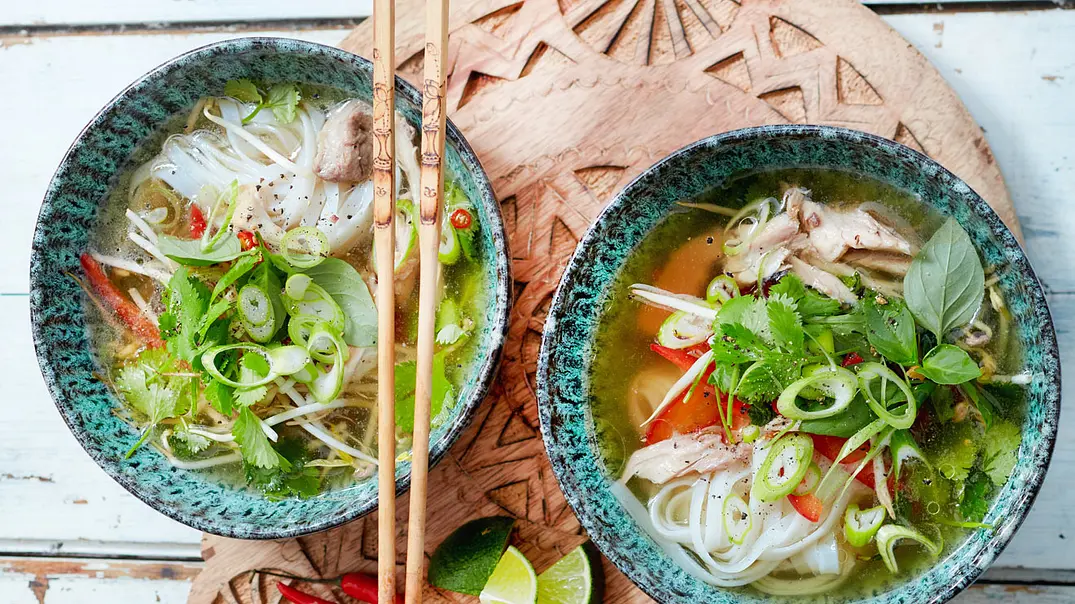 Pho Suppe - das Rezept für die vietnamesische Nudelsuppe - Foto: LECKER @ Bauer Media Group Pho Suppe - das Rezept für die vietnamesische Nudelsuppe - Foto: LECKER @ Bauer Media Group