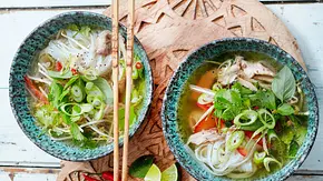 Pho Suppe - das Rezept für die vietnamesische Nudelsuppe - Foto: LECKER @ Bauer Media Group Pho Suppe - das Rezept für die vietnamesische Nudelsuppe - Foto: LECKER @ Bauer Media Group