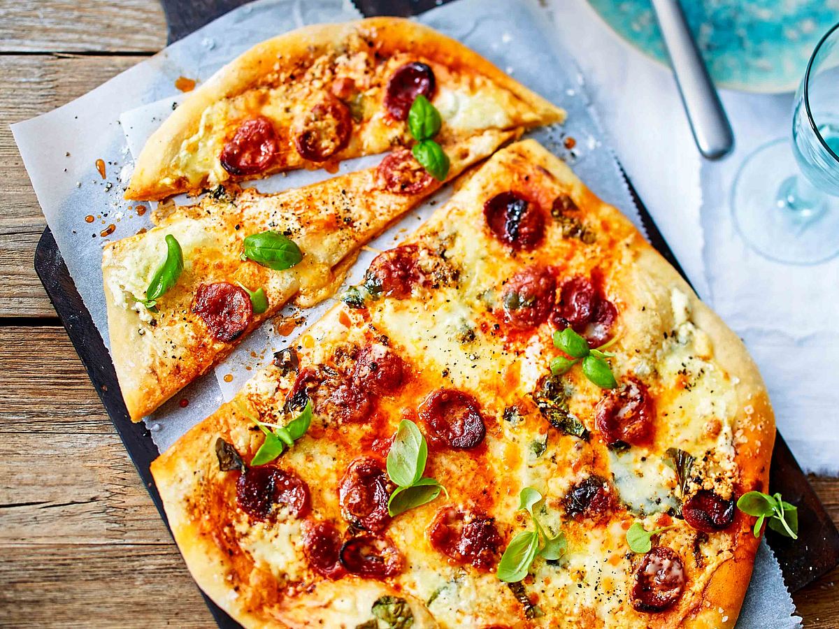 Pizza Piccante mit Chorizo und Gorgonzola Rezept