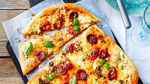 Pizza Piccante mit Chorizo und Gorgonzola Rezept - Foto: House of Food / Bauer Food Experts KG