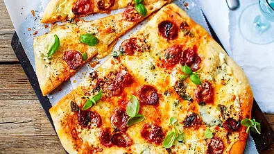 Pizza Piccante mit Chorizo und Gorgonzola Rezept - Foto: LECKER @ Bauer Media Group