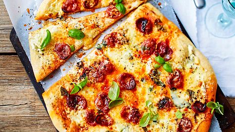 Pizza Piccante mit Chorizo und Gorgonzola Rezept - Foto: House of Food / Bauer Food Experts KG
