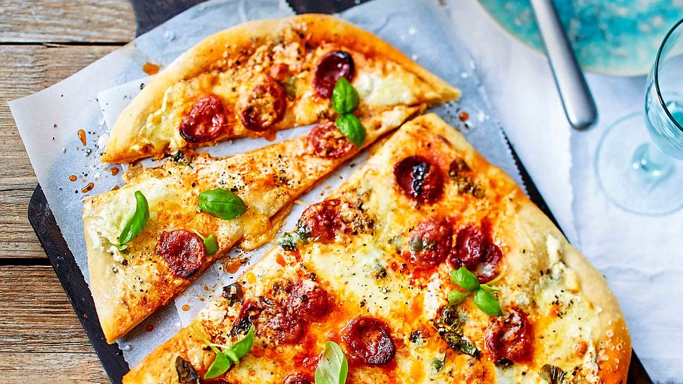 Pizza Piccante mit Chorizo und Gorgonzola Rezept - Foto: House of Food / Bauer Food Experts KG