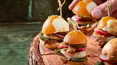 „Pick mer’s“-Weißwürstlburger Rezept - Foto: LECKER @ Bauer Media Group