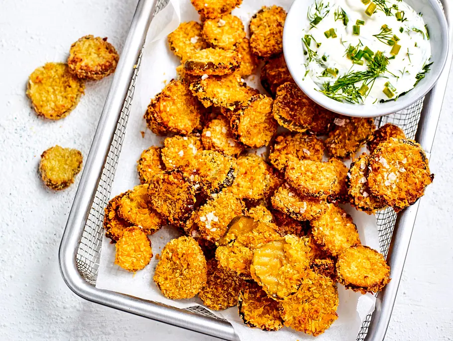 Pickle-Chips mit Skyr-Ranch-Soße Rezept Pickle-Chips mit Skyr-Ranch-Soße Rezept