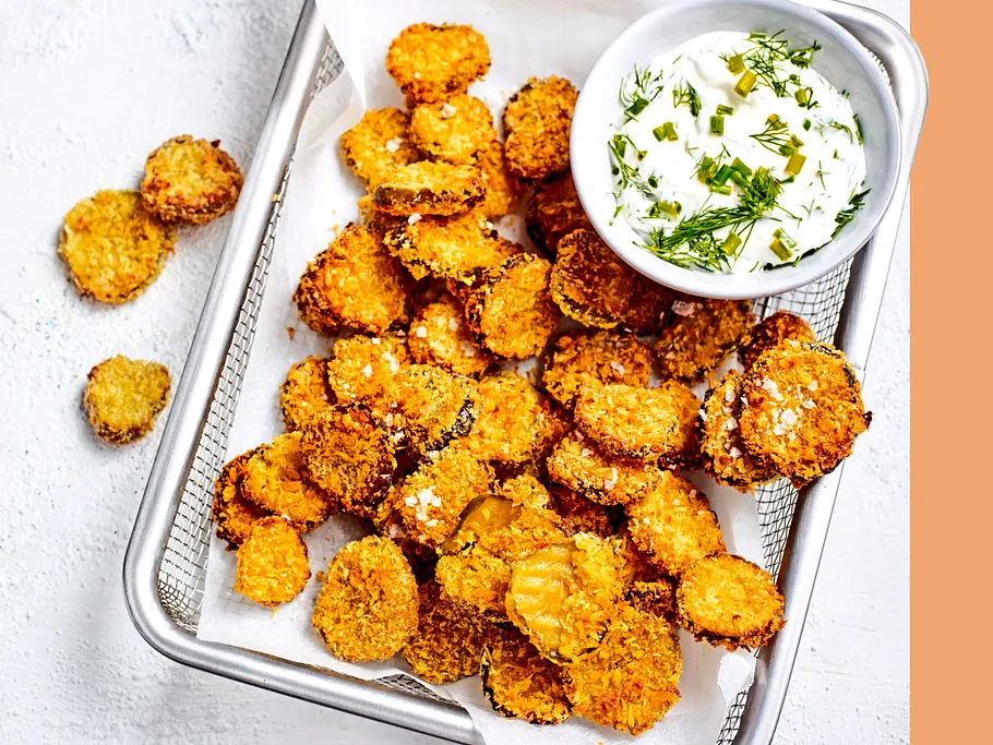 Pickle-Chips mit Skyr-Ranch-Soße Rezept Pickle-Chips mit Skyr-Ranch-Soße Rezept