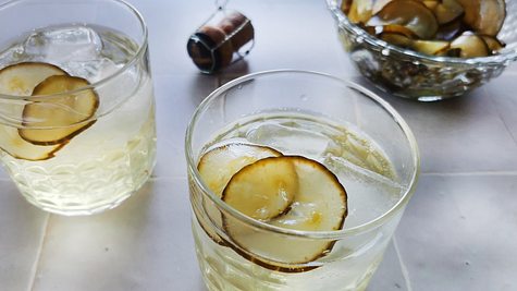 Pickle Spritz mit Prosecco, eingelegten Gurkenscheiben und Eiswürfeln in zwei Gläsern - Foto: Birte Wloka / LECKER.de