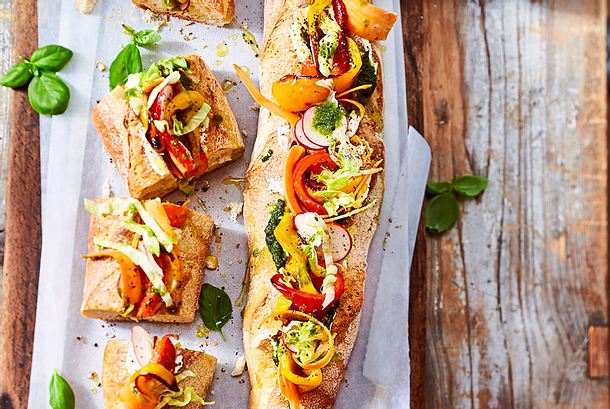 Picknick-Baguette mit Blitz-Pesto Rezept Picknick-Baguette mit Blitz-Pesto Rezept