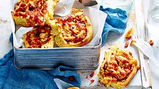 Vier Pizzaschnecken in einer Metall-Brotdose - Foto: LECKER @ Bauer Media Group Vier Pizzaschnecken in einer Metall-Brotdose - Foto: LECKER @ Bauer Media Group