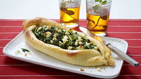 Pide (Hefeteigfladen) mit Spinat und Feta Rezept - Foto: House of Food / Bauer Food Experts KG