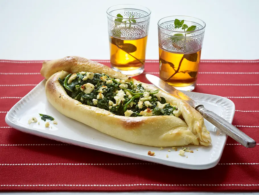 Pide (Hefeteigfladen) mit Spinat und Feta Rezept Pide (Hefeteigfladen) mit Spinat und Feta Rezept
