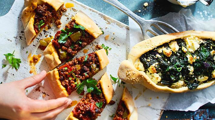 Türkische Pide mit Hack und Spinat - Foto: House of Food / Bauer Food Experts KG