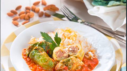 Pikant gefüllte Spitzkohl-Röllchen Rezept - Foto: House of Food / Bauer Food Experts KG