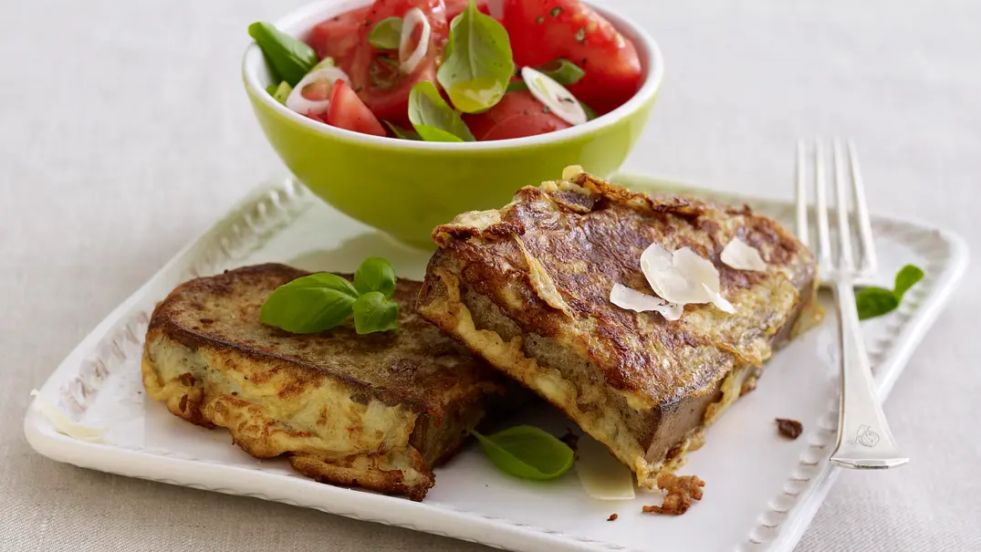 Pikante Arme Ritter mit Tomatensalat Rezept - Foto: LECKER @ Bauer Media Group Pikante Arme Ritter mit Tomatensalat Rezept - Foto: LECKER @ Bauer Media Group