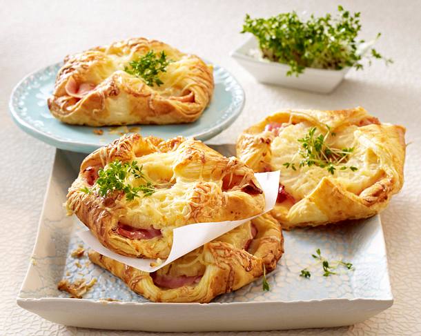 Pikante Blätterteig-Kopenhagener mit Hawaii-Füllung (Fußball-Snacks) Rezept Pikante Blätterteig-Kopenhagener mit Hawaii-Füllung (Fußball-Snacks) Rezept