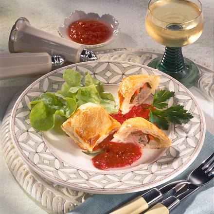 Pikante Blätterteig-Maultaschen mit Tomatensoße Rezept