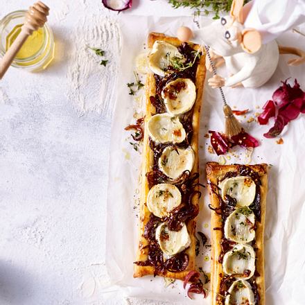 Pikante Blätterteig-Tarte mit Cassis-Zwiebeln Rezept