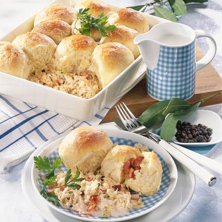 Pikante Buchteln in Sauerkraut-Rahm Rezept