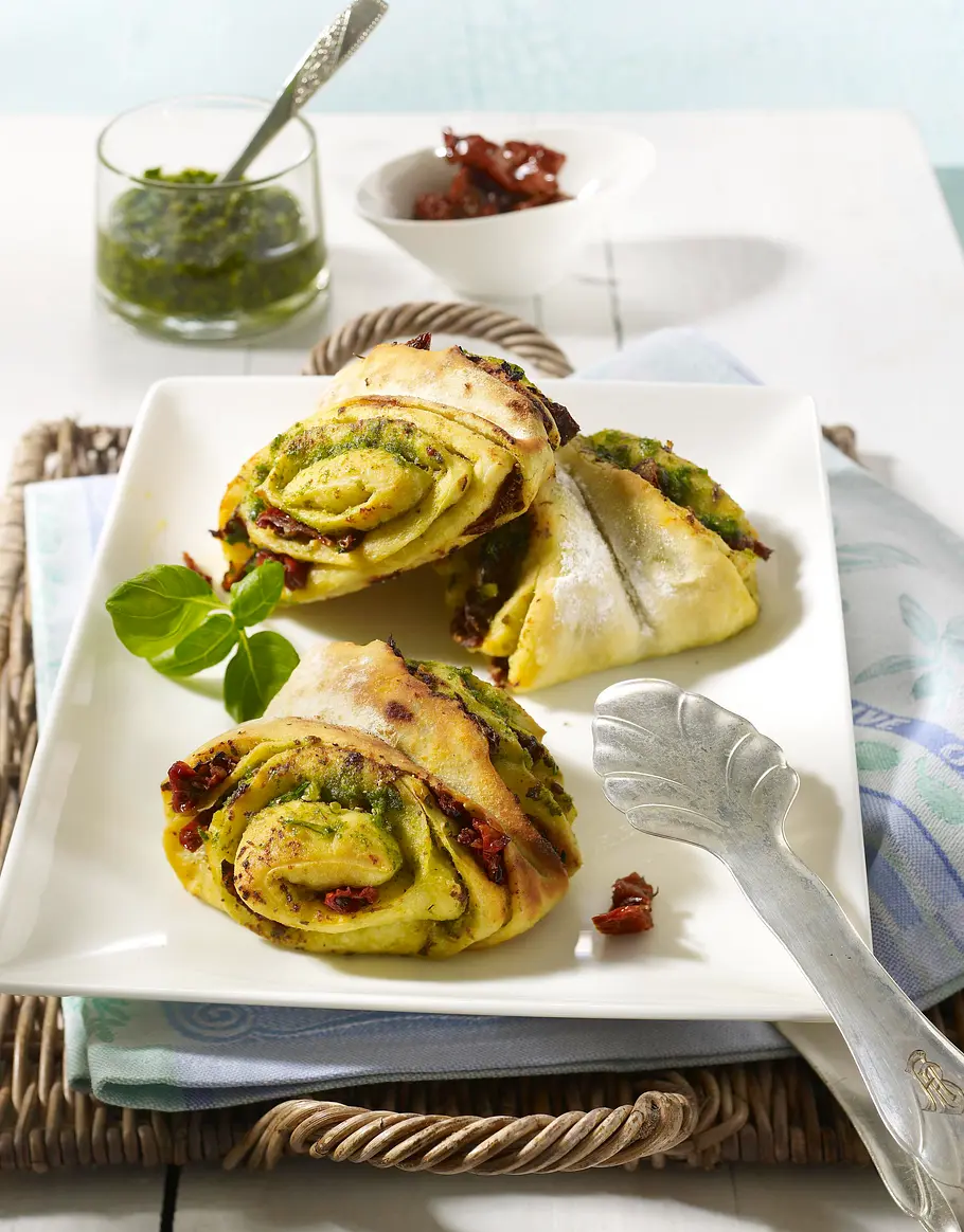 Pikante Franzbrötchen mit Pesto und getrockneten Tomaten +3 Varianten Rezept Pikante Franzbrötchen mit Pesto und getrockneten Tomaten +3 Varianten Rezept