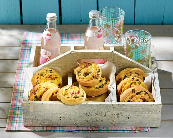 Pikante Hefeschnecken mit Schinken Rezept Pikante Hefeschnecken mit Schinken Rezept