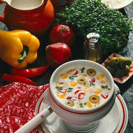 Pikante Joghurt-Buttermilchsuppe Rezept