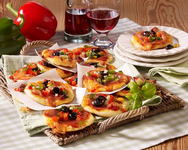 Pikante Mini-Pizzen mit Salami und Paprika Rezept Pikante Mini-Pizzen mit Salami und Paprika Rezept
