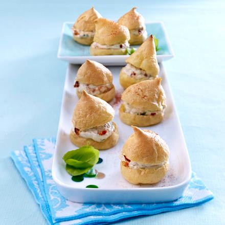 Pikante Mini-Windbeutel mit Käsecreme Rezept