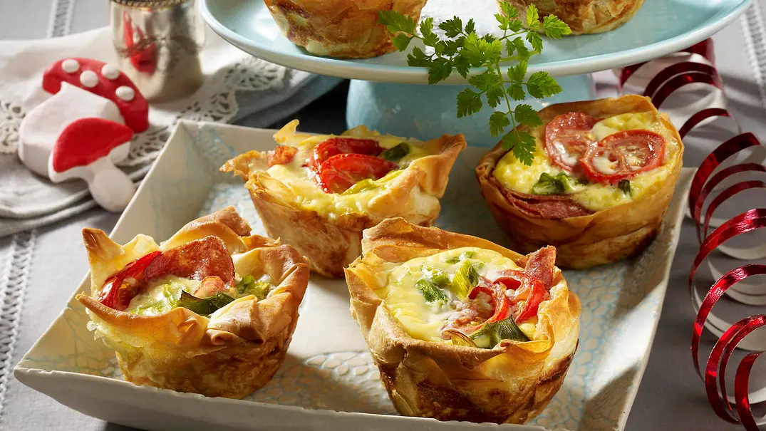 Pikante Muffins mit Salami, Tomaten und Lauchzwiebeln Rezept - Foto: LECKER @ Bauer Media Group Pikante Muffins mit Salami, Tomaten und Lauchzwiebeln Rezept - Foto: LECKER @ Bauer Media Group