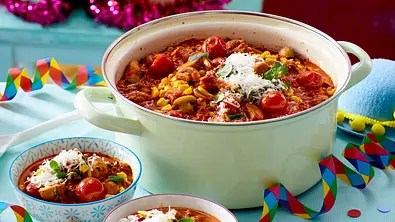 Ein großer weißer Topf und 2 Schalen gefüllt mit Pizzasuppe - Foto: LECKER @ Bauer Media Group