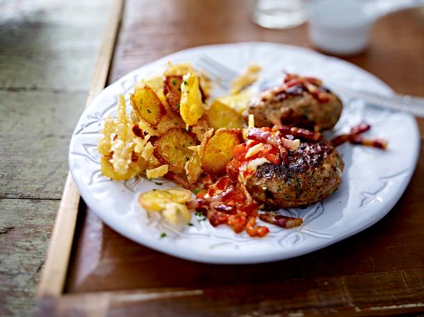 Pikante Trucker-Buletten mit Bacon und knusprigen Parmesan-Potato-Chips Rezept Pikante Trucker-Buletten mit Bacon und knusprigen Parmesan-Potato-Chips Rezept