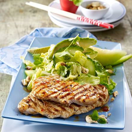 Pikanter Asiasalat zu gegrilltem Putensteak Rezept