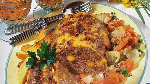 Pikanter Hackbraten mit Käse Rezept - Foto: House of Food / Bauer Food Experts KG