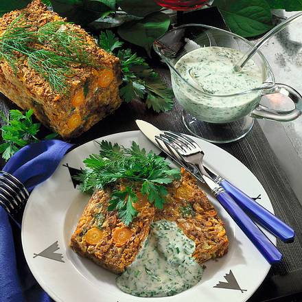 Pikanter Möhren-Brotkuchen mit Kräutersoße Rezept Pikanter Möhren-Brotkuchen mit Kräutersoße Rezept