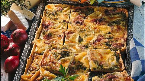 Pikanter Porree-Zwiebel-Kuchen mit Camembert und Greyerzer Rezept - Foto: Först, Thomas