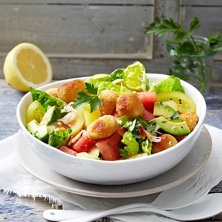 Pikanter Wassermelonensalat mit Avocado, Tomaten, Schalotten und panierten Mozarellakugeln in Petersilien-Vinaigrette Rezept Pikanter Wassermelonensalat mit Avocado, Tomaten, Schalotten und panierten Mozarellakugeln in Petersilien-Vinaigrette Rezept