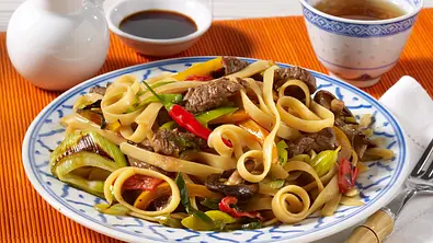Pikantes Rindfleisch aus dem Wok Rezept - Foto: LECKER @ Bauer Media Group