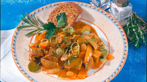 Pikantes Schweineragout mit Suppengemüse und Zwieb Rezept - Foto: House of Food / Bauer Food Experts KG