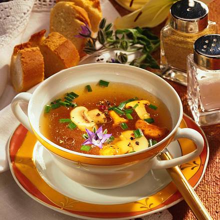 Pilz-Bouillon mit Schnittlauch Rezept Pilz-Bouillon mit Schnittlauch Rezept