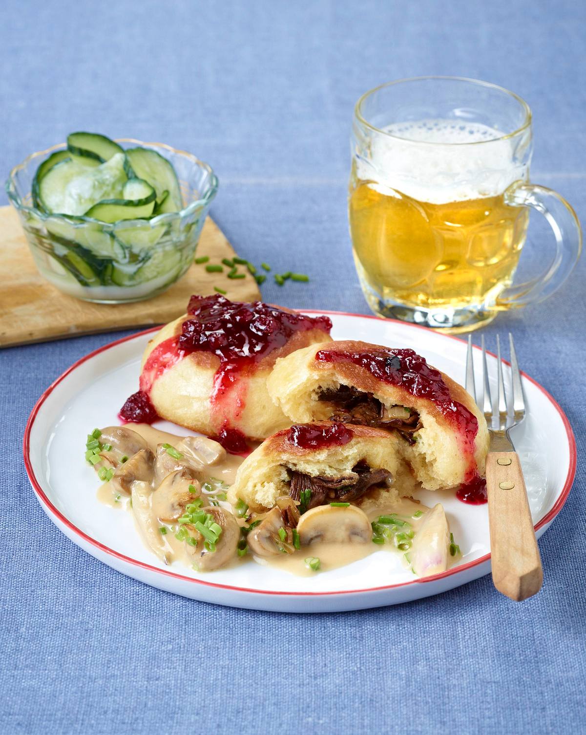 Pilz-Dampfnudeln mit Rahmsoße und Gurkensalat Rezept