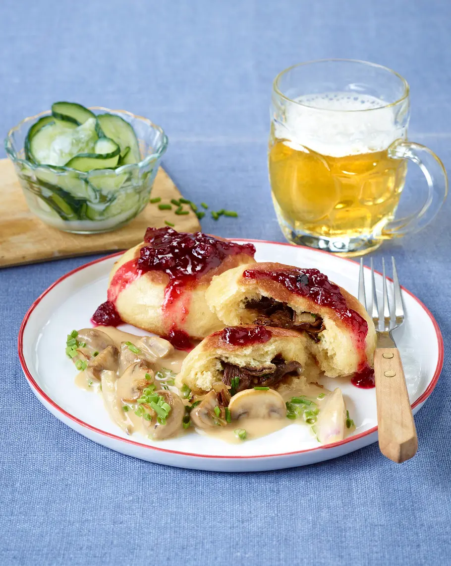 Pilz-Dampfnudeln mit Rahmsoße und Gurkensalat Rezept Pilz-Dampfnudeln mit Rahmsoße und Gurkensalat Rezept