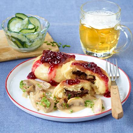 Pilz-Dampfnudeln mit Rahmsoße und Gurkensalat Rezept Pilz-Dampfnudeln mit Rahmsoße und Gurkensalat Rezept